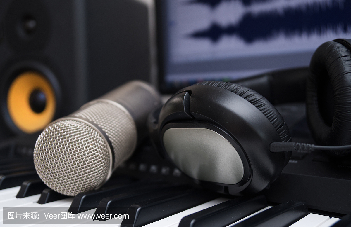 混頻器,電容麥克風和專業監視器。家庭音樂工作室的概念。